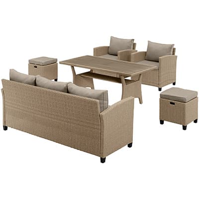 Beige Gartensitzgruppe mit Sofa, zwei Sesseln, Tisch, zwei Hockern und hellen Rücken- und Sitzkissen