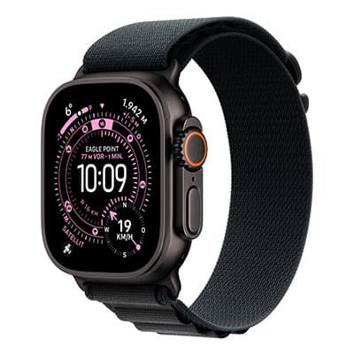 Smartwatch mit dunklem Gehäuse und Stoffarmband, Display zeigt analoge und digitale Uhrzeit mit pinken Fitnessanzeigen