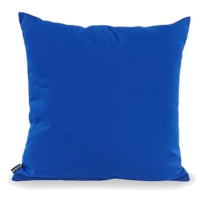Quadratisches Zierkissen in kräftigem Blau vor weißem Hintergrund