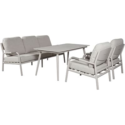 Gartenlounge-Set mit Tisch, Dreisitzer-Sofa und zwei Sesseln mit hellen Polstern in U-Form angeordnet