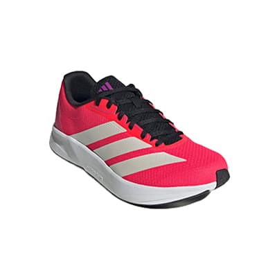 Pinkfarbener Adidas Laufschuh mit weißen Streifen und weißer Sohle, schwarze Schnürung und Ferse
