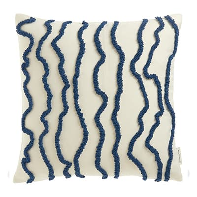 Quadratisches Kissen in Weiß mit mehreren senkrechten, gewellten Streifen in Dunkelblau