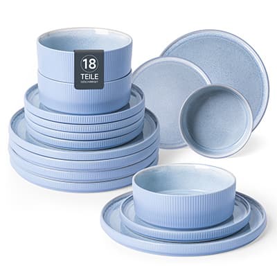 18 Teile Geschirrset – hellblaues Service mit Tellern, Schalen und Bowls in verschiedenen Größen, übereinandergestapelt
