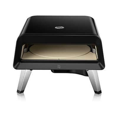 Kompakter schwarzer Pizzaofen mit offener Front und rundem Backstein auf kurzen Metallfüßen