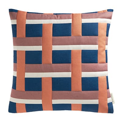 Quadratisches Kissen mit grafischem Flechtmuster aus breiten blauen, rosa, weißen und orangefarbenen Streifen