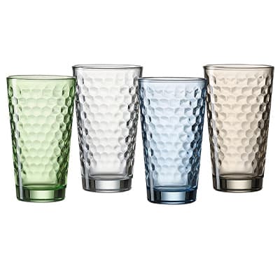 Vier hohe Trinkgläser mit Wabenmuster in Grün, Transparent, Blau und Beige stehen nebeneinander auf weißem Hintergrund