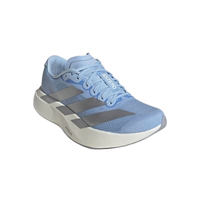 Hellblauer Sneaker mit breiter weißer Sohle und drei dunklen Streifen an der Seite, leicht schräg von vorn gezeigt