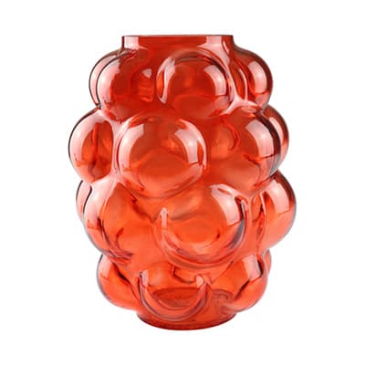 Orange Vase mit vielen runden Ausbuchtungen, die die Oberfläche wie große Blasen strukturieren