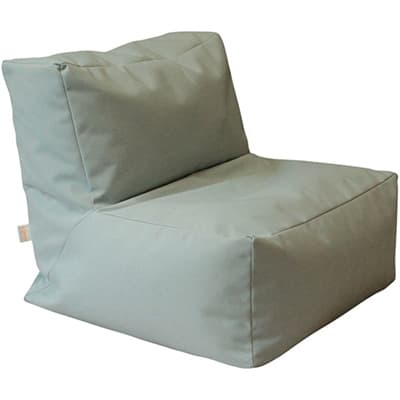 Heller, würfelförmiger Sitzsack mit breiter Sitzfläche und niedriger Rückenlehne vor weißem Hintergrund