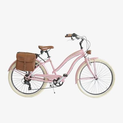 Rosa Citybike mit tiefem Einstieg, braunem Sattel und passender Seitentasche am Gepäckträger vor hellem Hintergrund