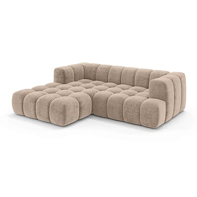 Beiges, niedriges Ecksofa mit breiten, gepolsterten Würfel-Sitzflächen und Rückenlehnen auf weißem Hintergrund