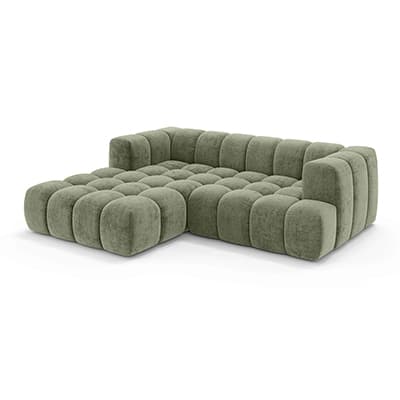 Grünes, niedriges Ecksofa mit breiter Liegefläche und markanten, gepolsterten Quadraten auf Sitz und Rückenlehnen