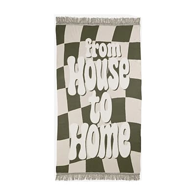 from House to Home – rechteckige Decke mit großem Schriftzug auf kariertem Muster mit Fransen an den kurzen Seiten