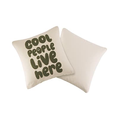 Kissen mit Aufschrift „Cool people live here“ neben schlichtem, einfarbigem Kissen