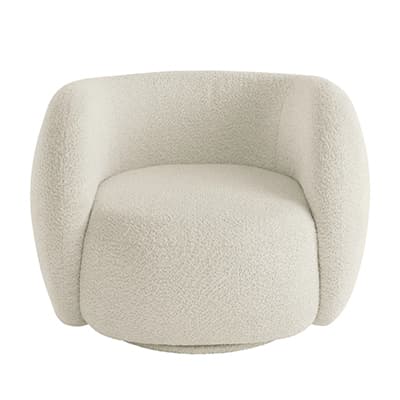 Cremefarbener Sessel mit runder, breiter Sitzfläche und geschwungenen Armlehnen, frontal vor hellem Hintergrund