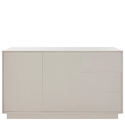 Hellgraue Kommode mit zwei Türen links und drei Schubladen rechts vor weißem Hintergrund