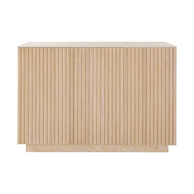 Sideboard in hellem Holzton mit durchgehenden senkrechten Lamellen an der Front
