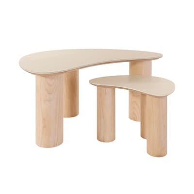 Zweier-Set heller, organisch geformter Tische mit dicken runden Beinen, kleiner Tisch unter dem größeren platziert