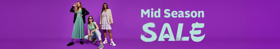 Mid Season Sale – drei Frauen in farbigen Outfits posieren vor lila Hintergrund