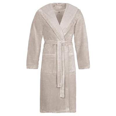 Hellbeiger Bademantel mit Kapuze, Bindegürtel und zwei aufgesetzten Taschen, frontal auf weißem Hintergrund