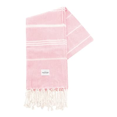 Rosa Tuch mit weißen Querstreifen und Fransen, gefaltet präsentiert