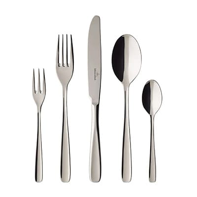 Besteckset mit kleiner Gabel, großer Gabel, Messer, Esslöffel und Teelöffel nebeneinander auf weißem Hintergrund