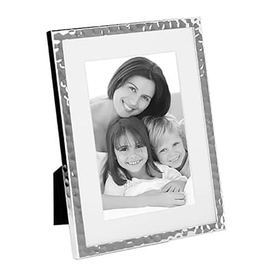 Bilderrahmen mit strukturiertem Rand, darin ein Familienfoto mit erwachsener Person und zwei Kindern