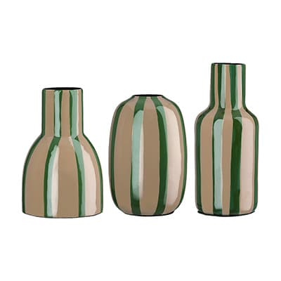 Drei unterschiedlich geformte Vasen mit senkrechten beigen und grünen Streifen nebeneinander vor weißem Hintergrund