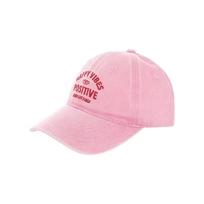 Basecap in Rosa mit rotem Schriftzug „Happy Vibes Positive“ auf der Vorderseite