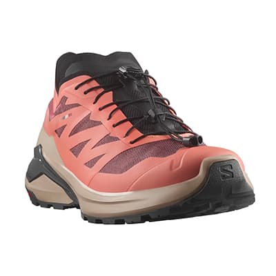Korallfarbener Wanderschuh mit schwarzer Schnell-Schnürung und robuster Profilsohle, schräg von vorn gezeigt