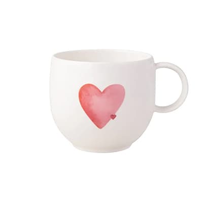 Weiße Tasse mit großem rosa Herzmotiv und kleinem Herz darunter, seitlich mit rundem Henkel