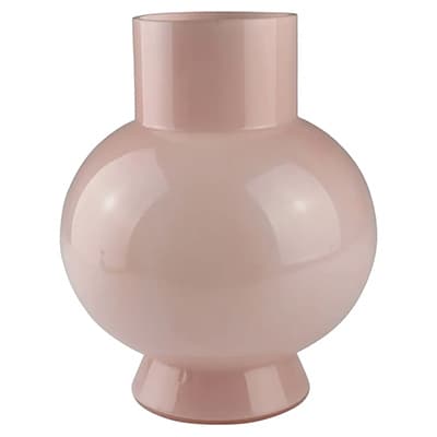 Rosa bauchige Vase mit zylindrischem Hals und schmalem Standfuß vor weißem Hintergrund