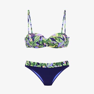 Bikini mit Bügeloberteil und Slip im grünen Blätterprint auf dunklem Untergrund, vor weißem Hintergrund dargestellt