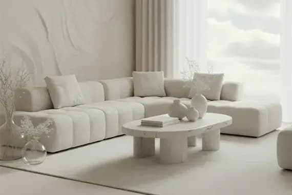 Helles Wohnzimmer mit großem Ecksofa in Creme, ovalem Couchtisch und Deko vor bodentiefem Fenster mit Vorhängen