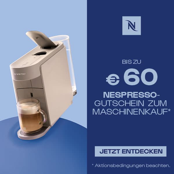 Bis zu 60 € Nespresso-Gutschein zum Maschinenkauf – Nespresso-Kaffeemaschine mit Glas Kaffee vor blauem Hintergrund