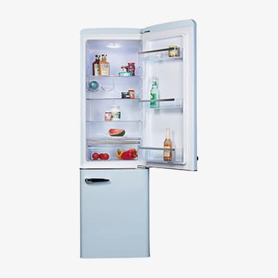 Geöffneter Kühlschrank mit beleuchteten Fächern, Getränkeflaschen, Milch, Obst, Gemüse und Lebensmitteln auf den Glasböden
