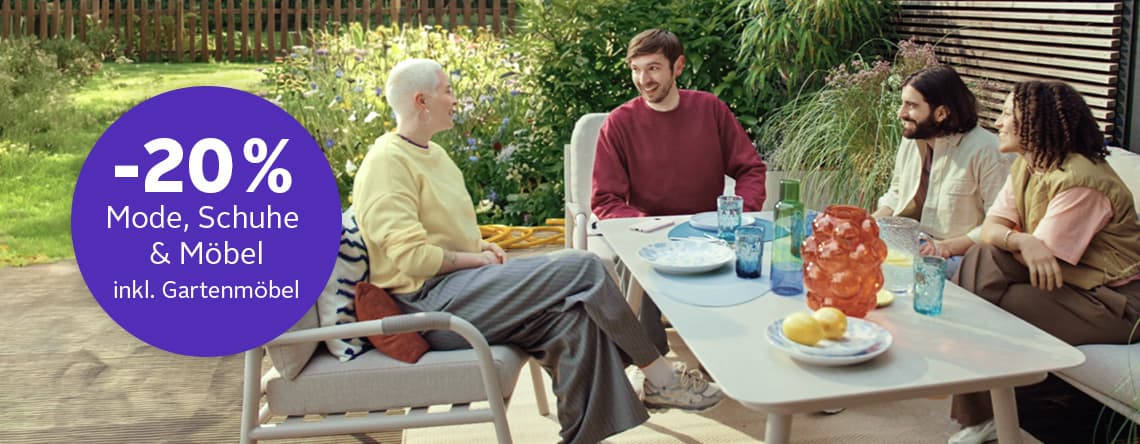 -20 % auf Mode, Schuhe und Möbel inkl. Gartenmöbel – vier Personen sitzen entspannt an einem Gartentisch im Grünen