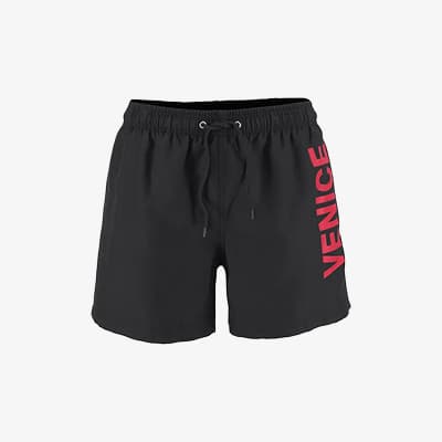 Schwarze Shorts mit Zugband, roter Schriftzug „VENICE“ senkrecht am linken Bein