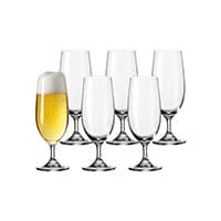 Sechsteiliges Set hoher Stielgläser, eines vorne mit eingeschenktem Bier und Schaum, fünf Gläser leer dahinter