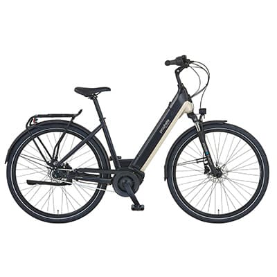 Dunkles City-E-Bike mit tiefem Einstieg, Gepäckträger und Schutzblechen, seitlich vor weißem Hintergrund