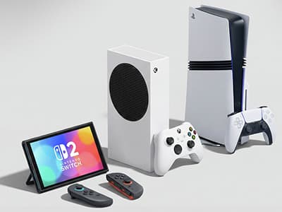 Spielkonsolen-Set mit Handheld-Konsole, zwei Controllern und zwei stehenden Konsolen in Weiß vor hellem Hintergrund