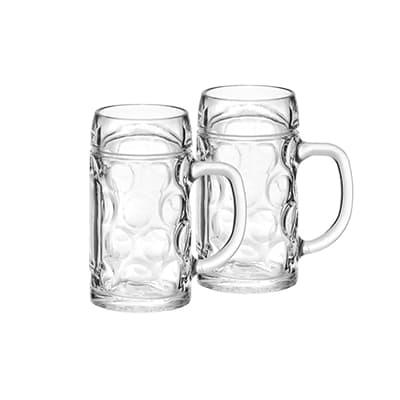 Zwei große durchsichtige Bierkrüge mit Henkel und rund gemusterter Oberfläche nebeneinander