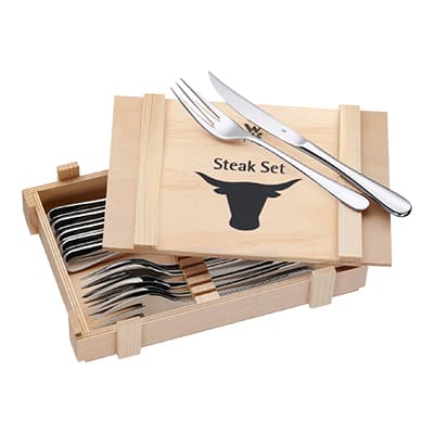 Holzbox mit Aufdruck „Steak Set“ und Rindkopf, darin mehrere Steakgabeln, obenauf Messer und Gabel