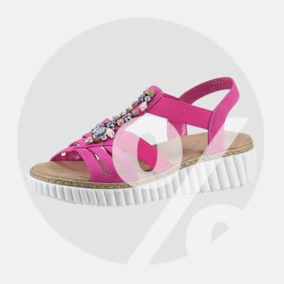Pinke Sandale mit breiten Riemen und funkelnden Verzierungen, seitlich gezeigt auf dicker, gerippter Plateausohle