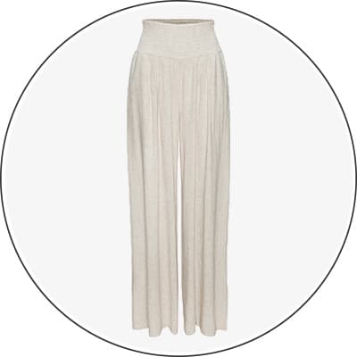 Weite hellbeige Hose mit hohem Bund und langen, locker fallenden Hosenbeinen