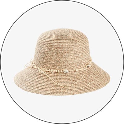 Hellbeiger Sonnenhut mit breiter Krempe und dünner Kordel mit kleinen Muscheln um die Krone