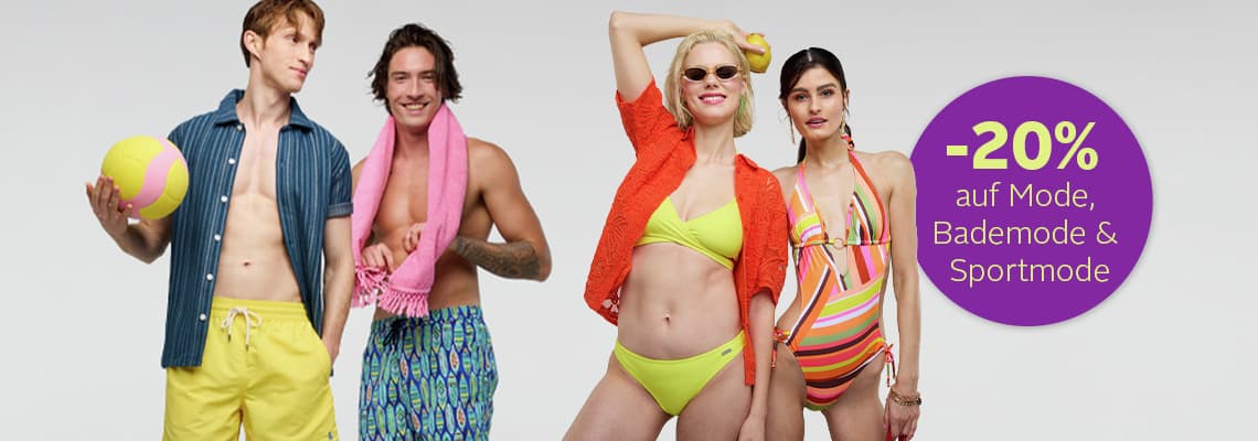 -20 % auf Mode, Bademode & Sportmode – vier Personen in Sommeroutfits mit Volleyball und Badekleidung nebeneinander