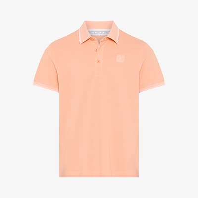 Pfirsichfarbenes Poloshirt mit kurzer Knopfleiste und weißem Kragen, frontal vor weißem Hintergrund dargestellt