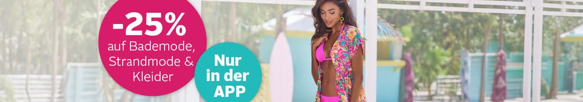 -25 % auf Bademode, Strandmode und Kleider – Frau im pinken Bikini und bunter Strandkleidung steht am Pool, Text „Nur in der App“