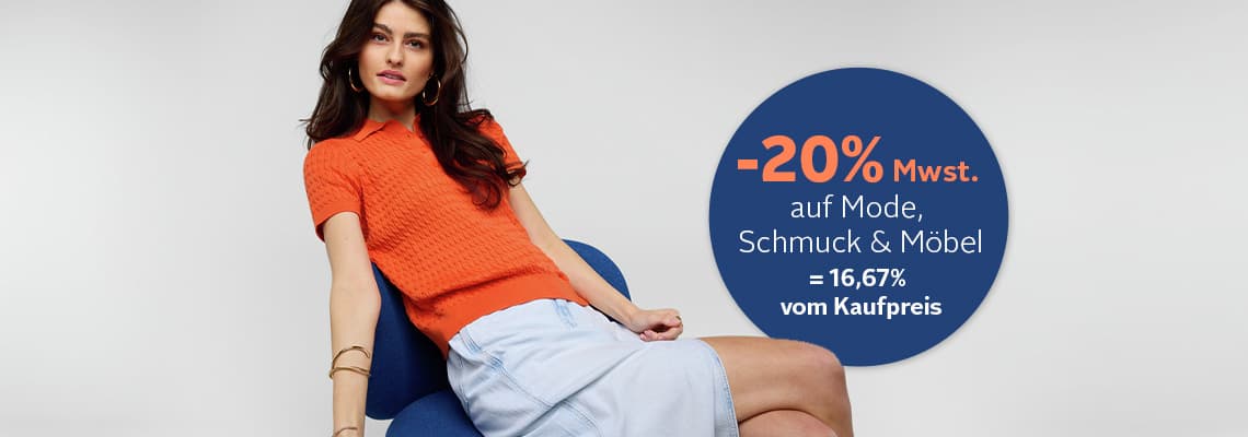 -20 % Mwst. auf Mode, Schmuck und Möbel – sitzende Frau in orangefarbenem Oberteil und hellem Rock auf blauem Stuhl